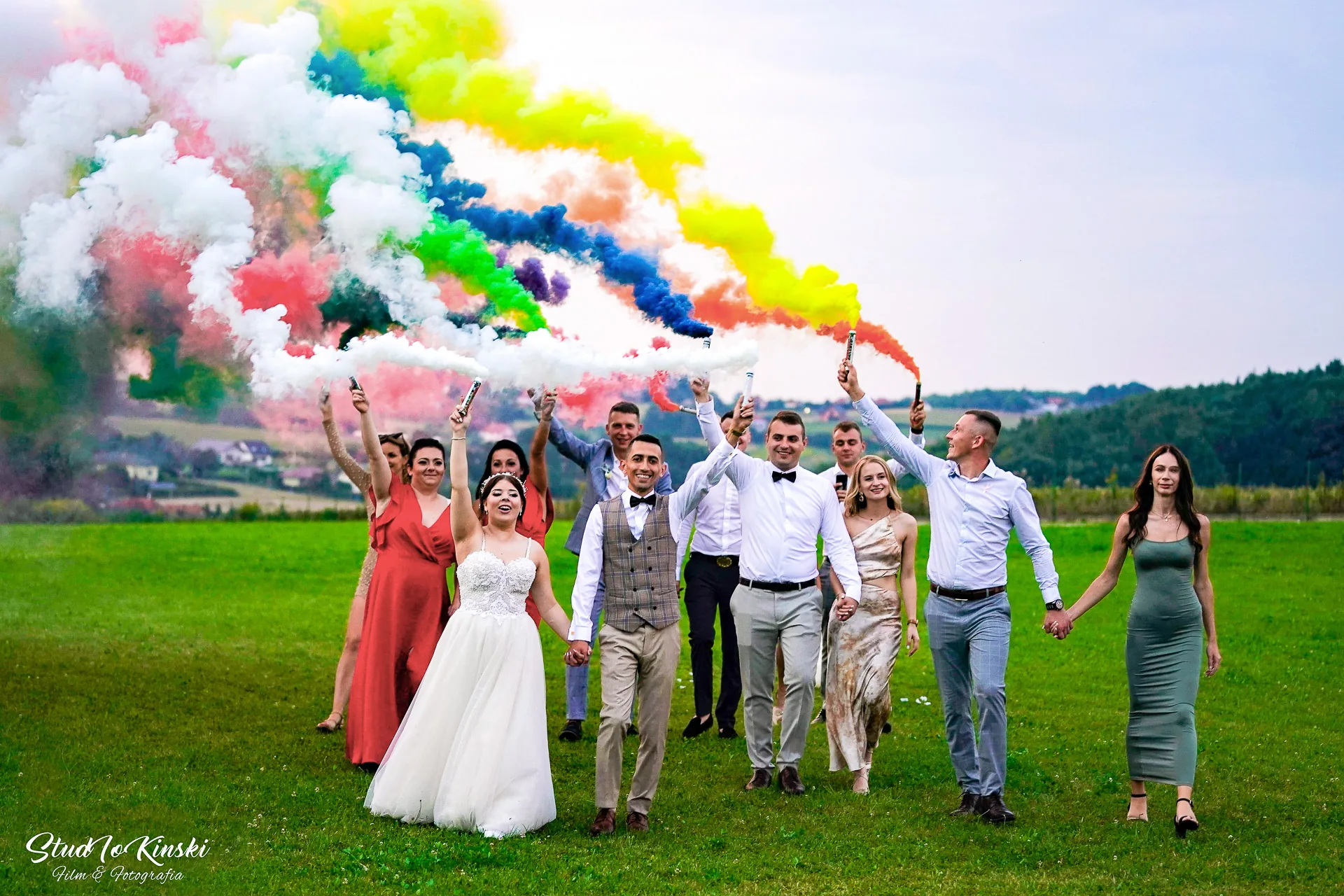 Miny dymne — kolorowy dym w sesji ślubnej – fotograf Częstochowa