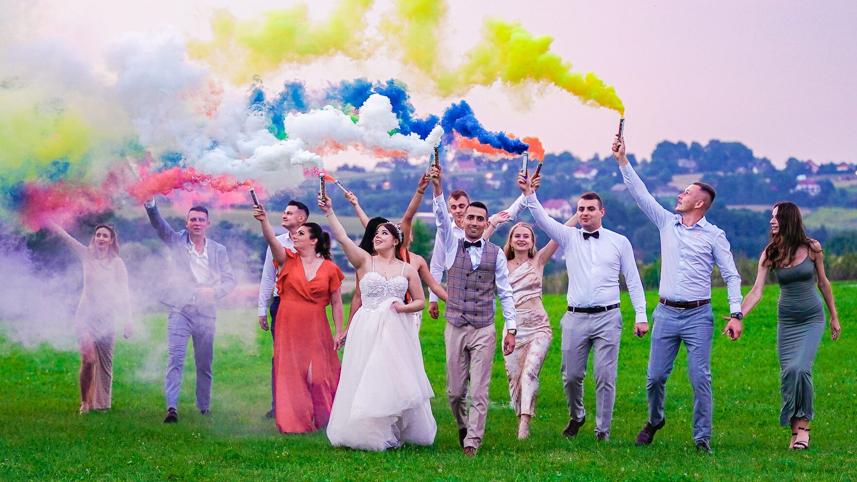 Miny dymne — kolorowy dym w sesji ślubnej – fotograf Częstochowa