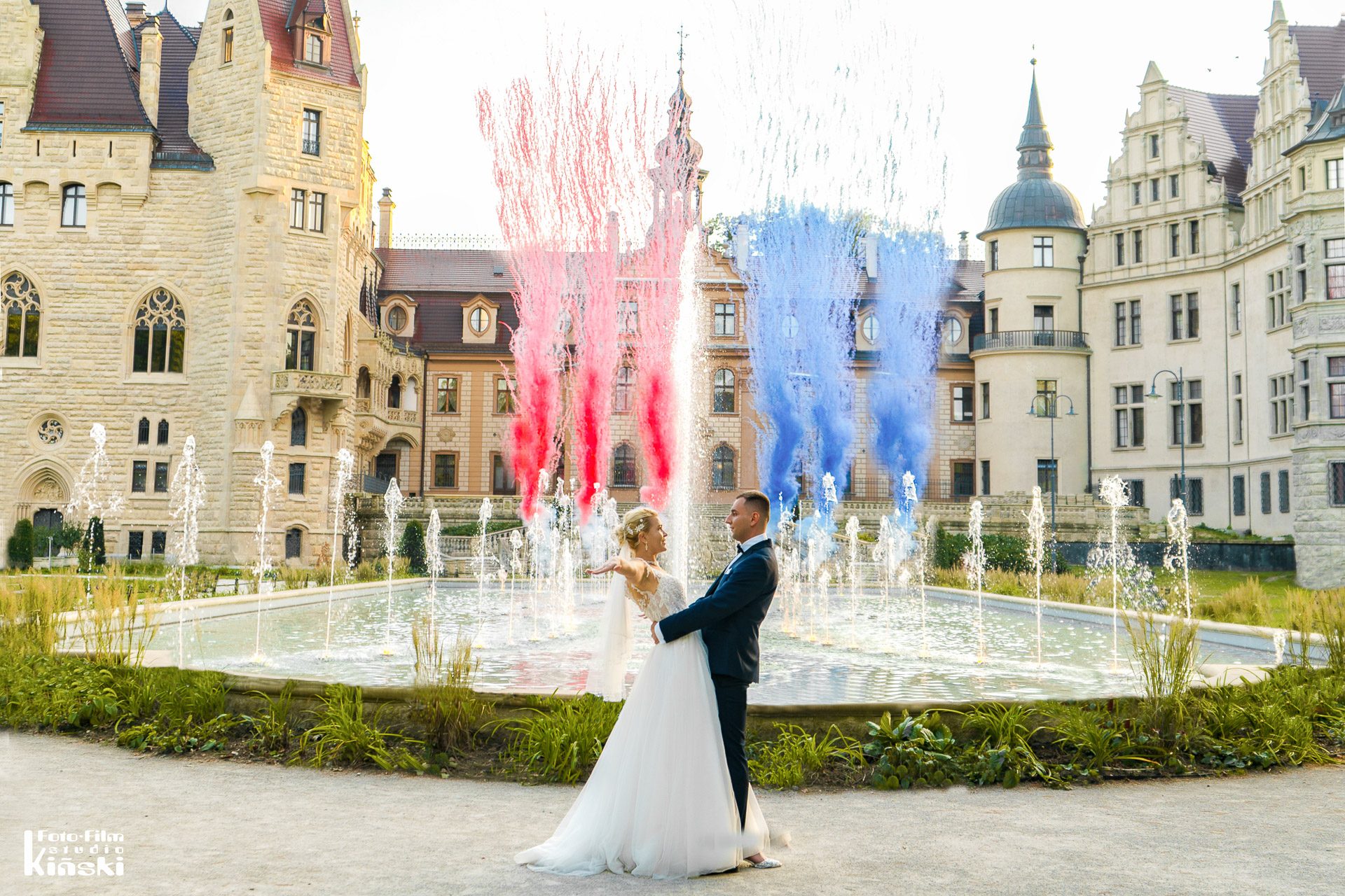 Miny dymne — kolorowy dym w sesji ślubnej – fotograf Częstochowa
