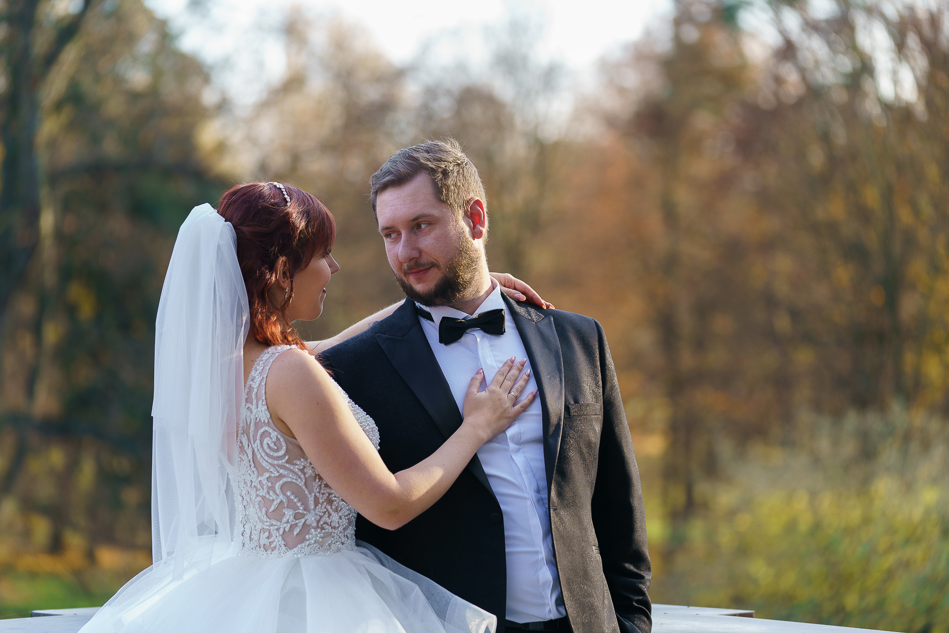 Plener ślubny Pałac Kawalera — ciepły portret pary młodej na tle jesiennego parku