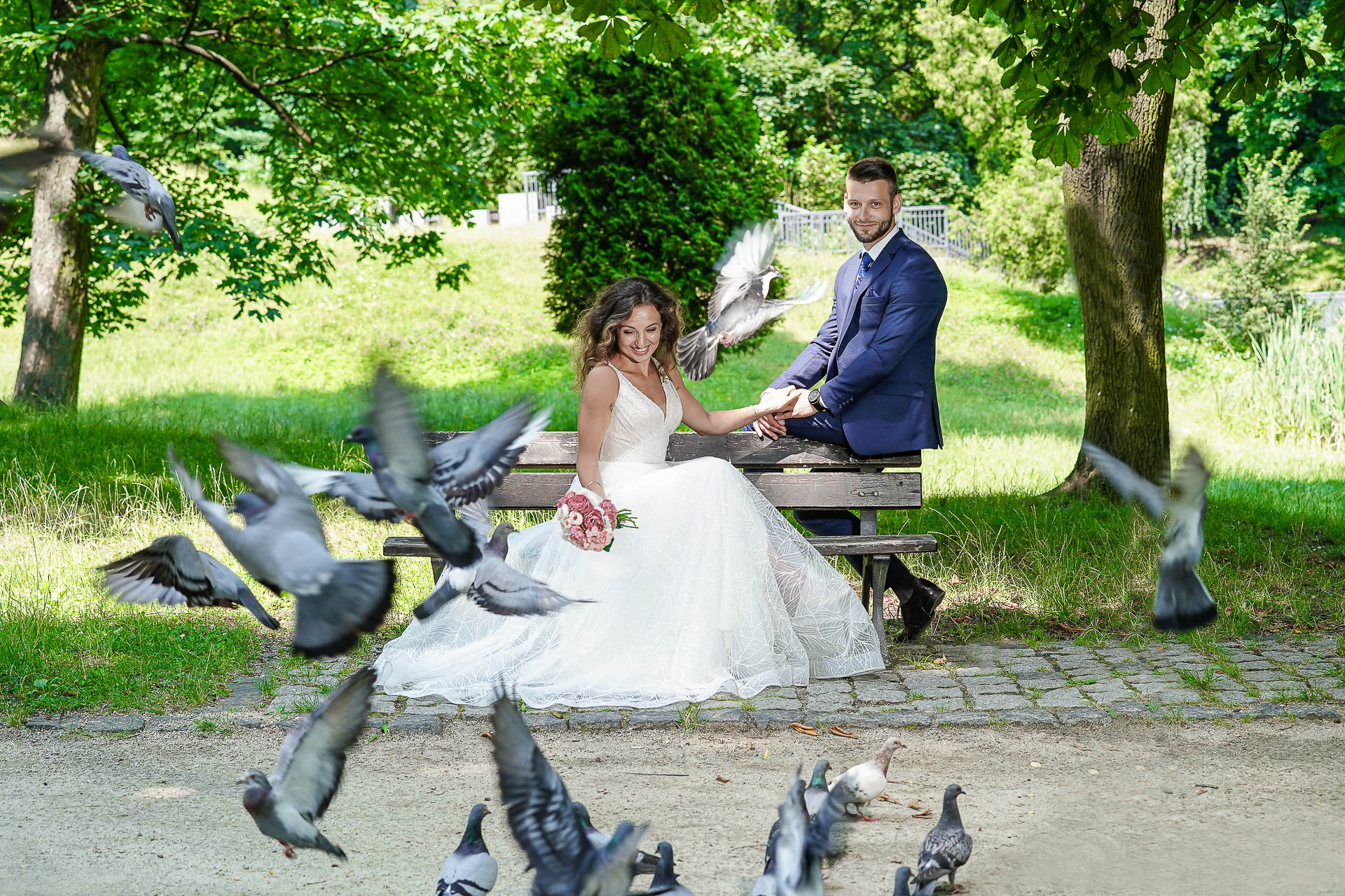 Plener ślubny w Parku Jasnogórskim w centrum Częstochowy — kadr z parą młodą na tle parkowej scenerii