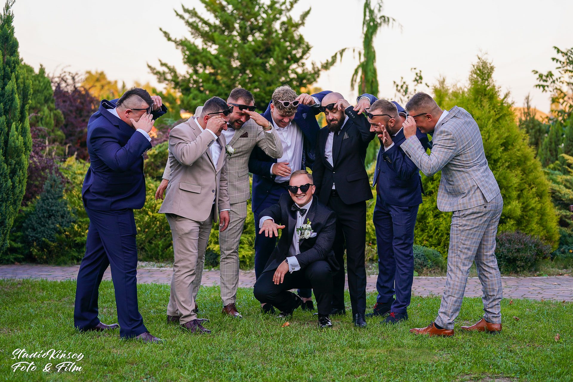 Plener obok sali — plener ślubny przy sali weselnej – fotograf Częstochowa
