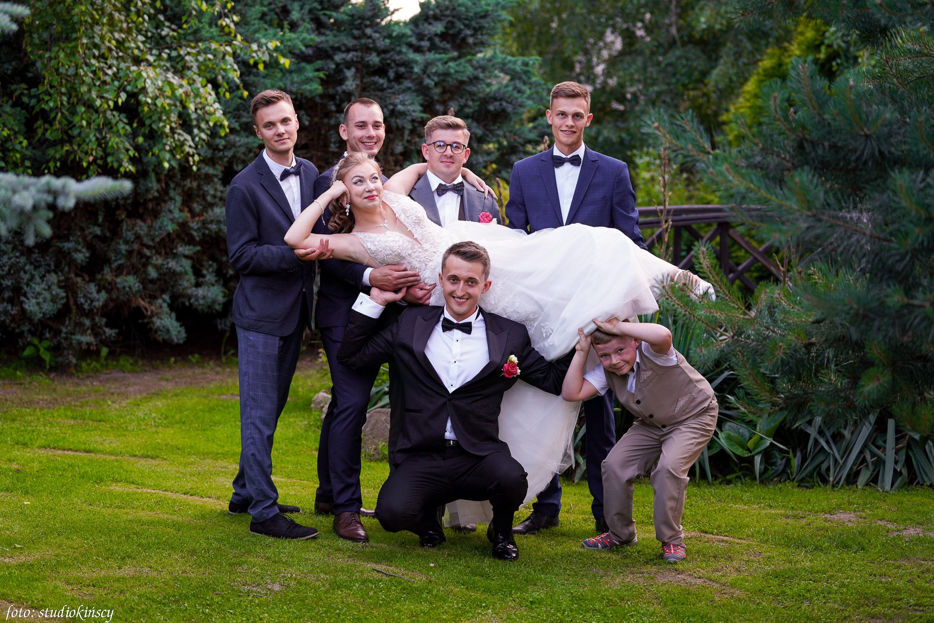 Plener obok sali — plener ślubny przy sali weselnej – fotograf Częstochowa
