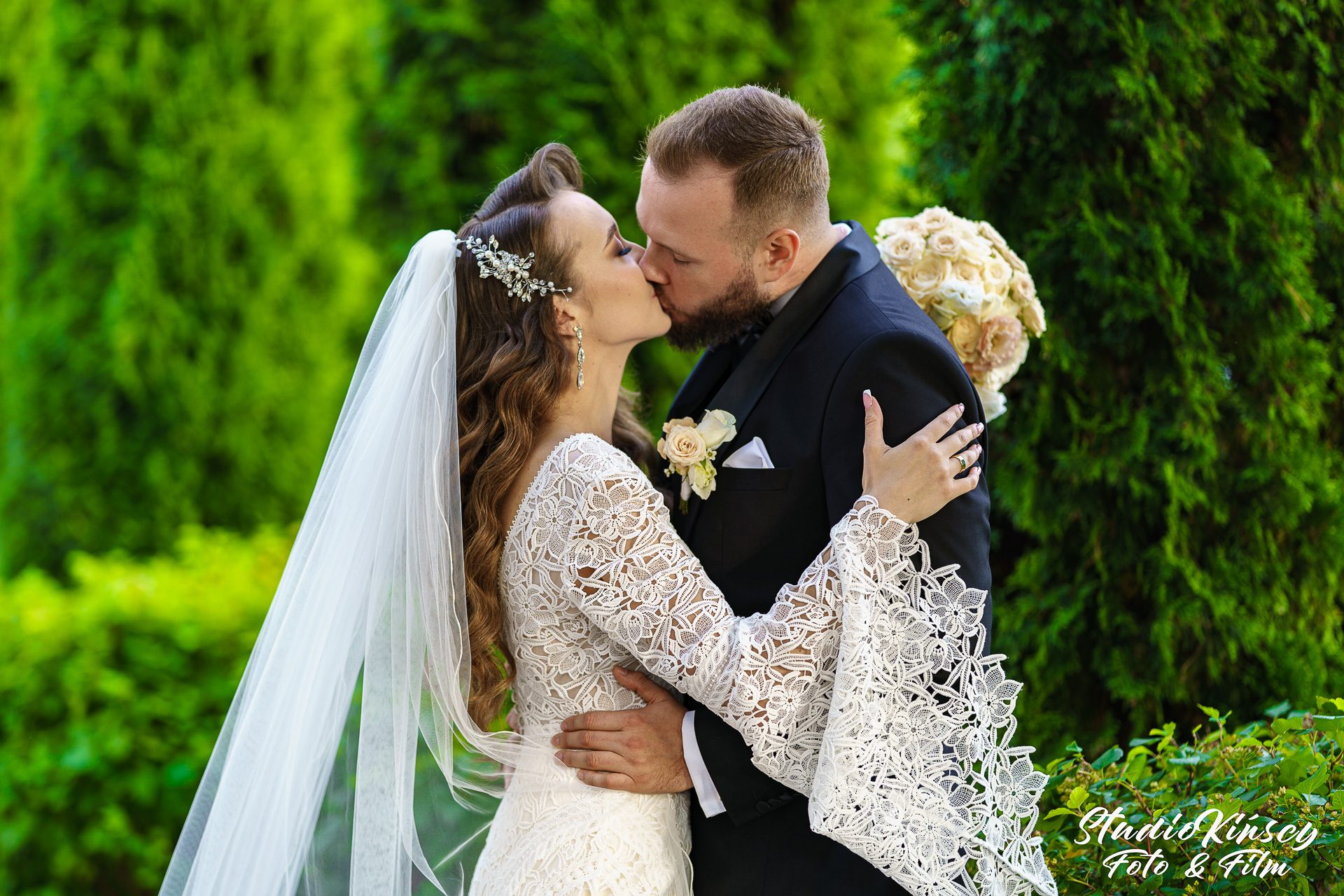 Plener obok sali — plener ślubny przy sali weselnej – fotograf Częstochowa