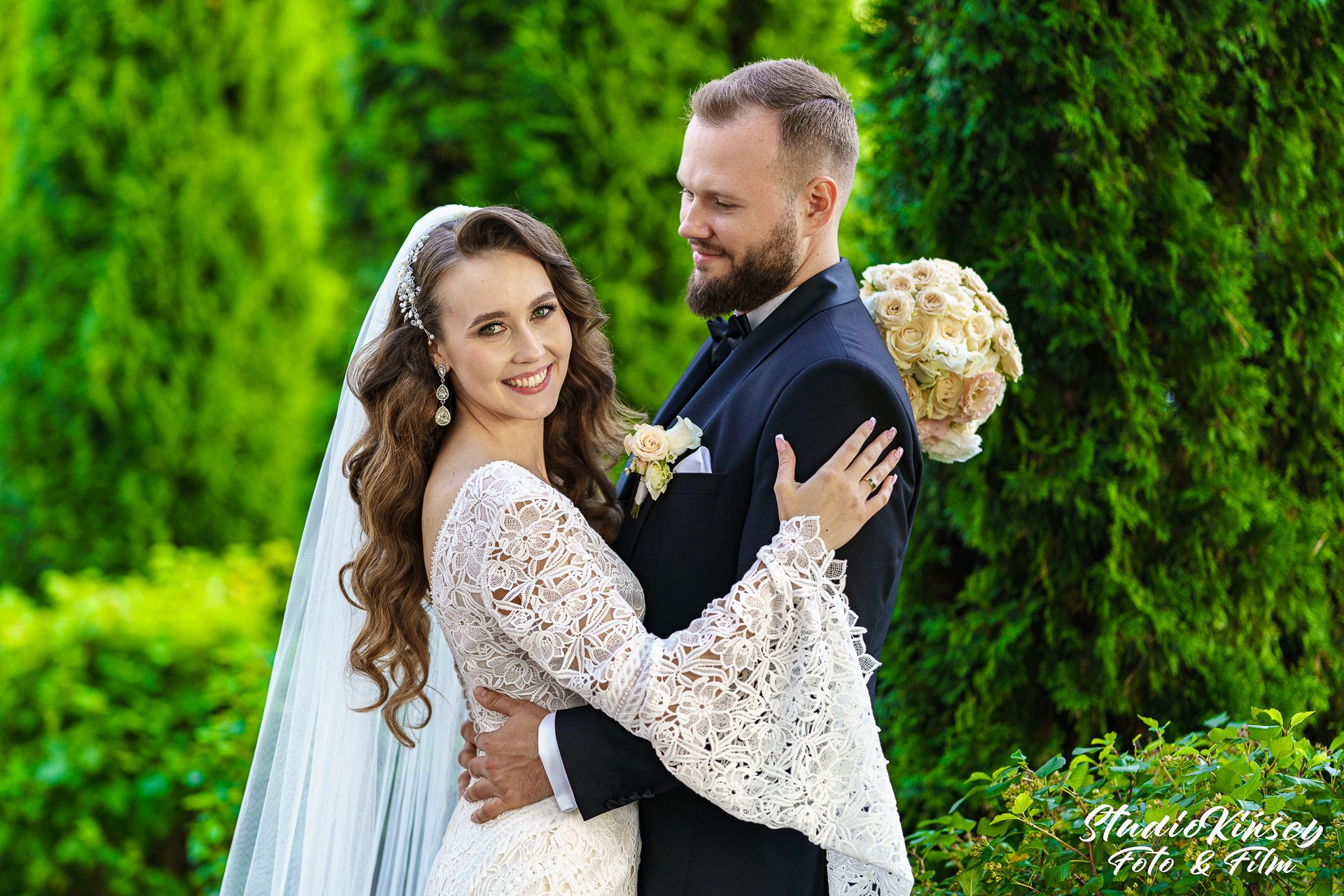 Plener obok sali — plener ślubny przy sali weselnej – fotograf Częstochowa
