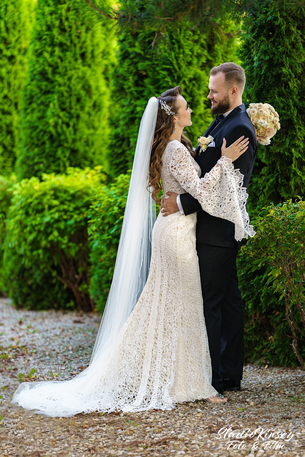 Plener obok sali — plener ślubny przy sali weselnej – fotograf Częstochowa