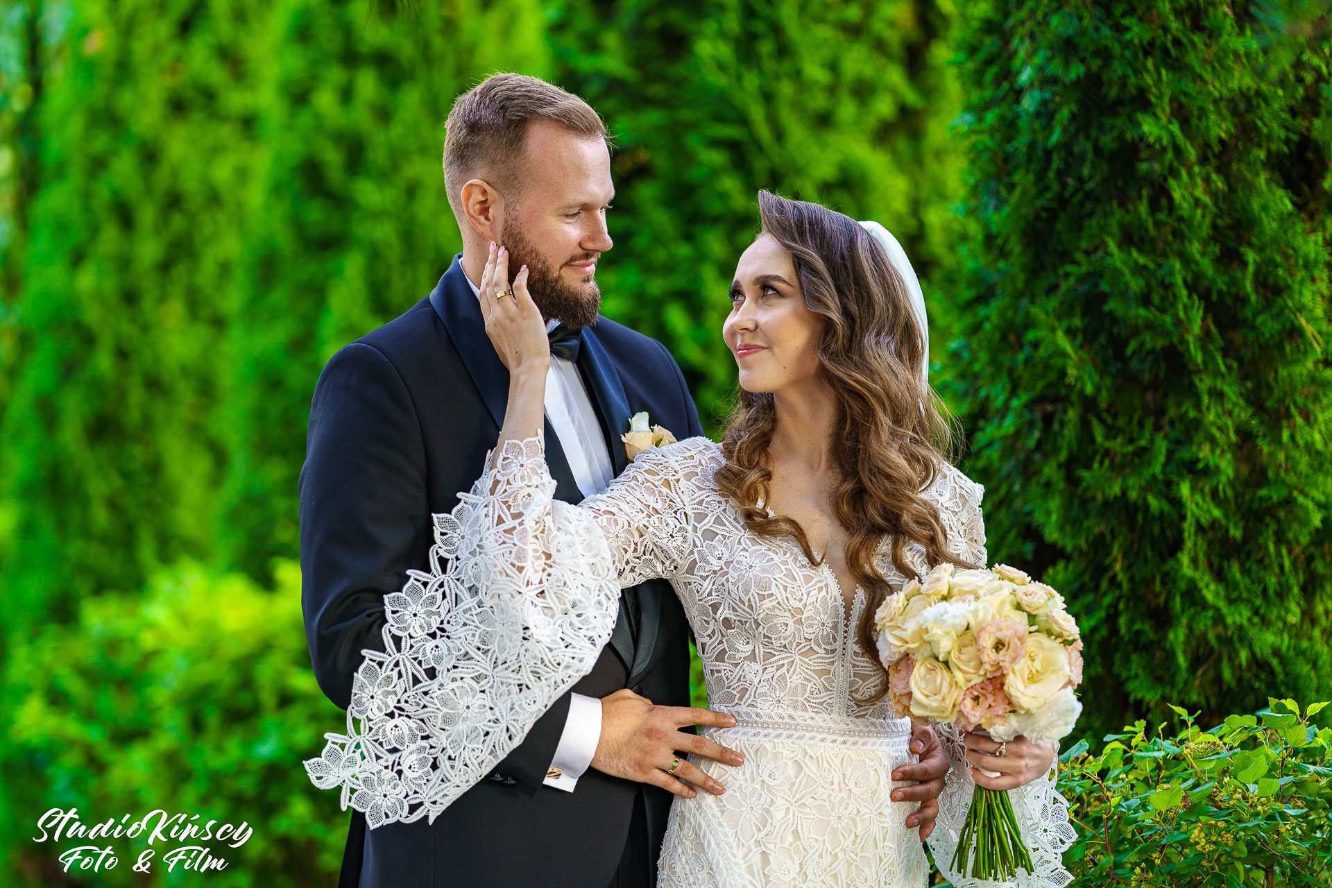 Plener obok sali — plener ślubny przy sali weselnej – fotograf Częstochowa