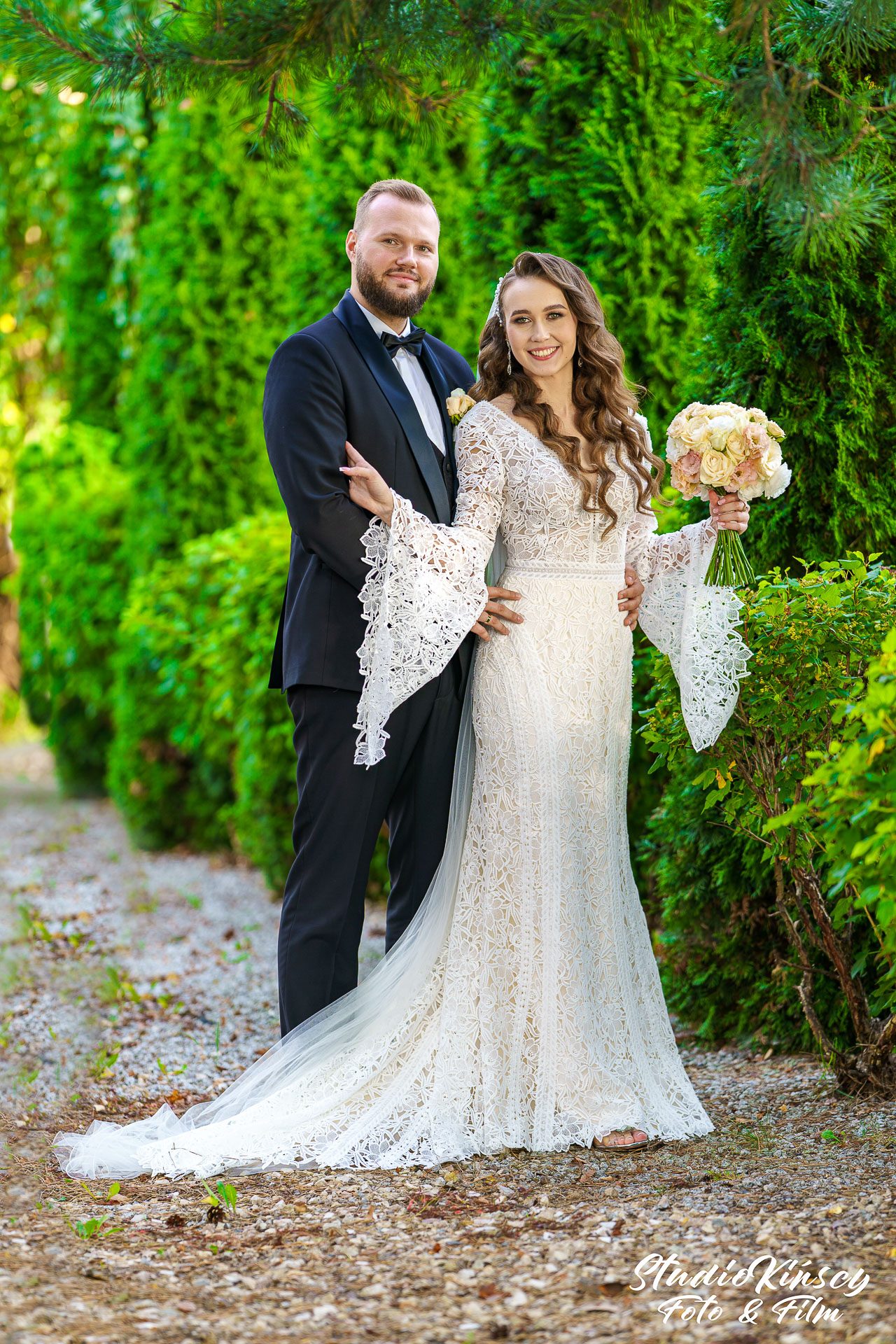 Plener obok sali — plener ślubny przy sali weselnej – fotograf Częstochowa