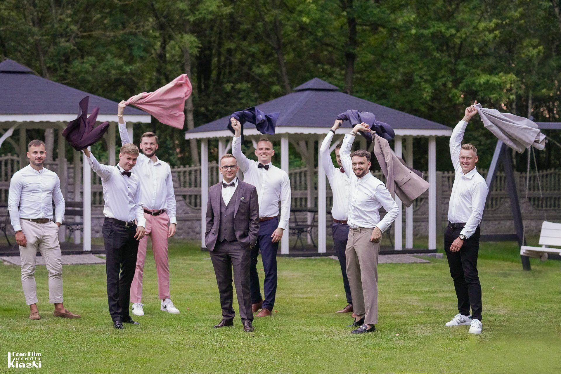 Plener obok sali — plener ślubny przy sali weselnej – fotograf Częstochowa
