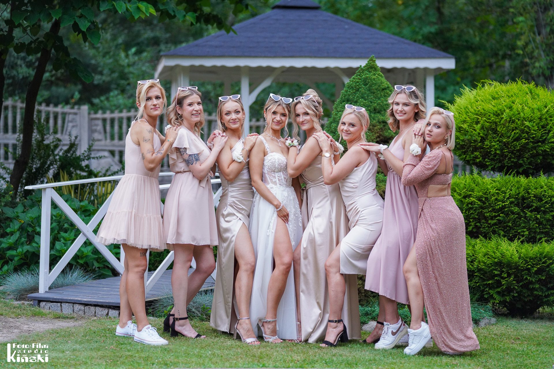 Plener obok sali — plener ślubny przy sali weselnej – fotograf Częstochowa