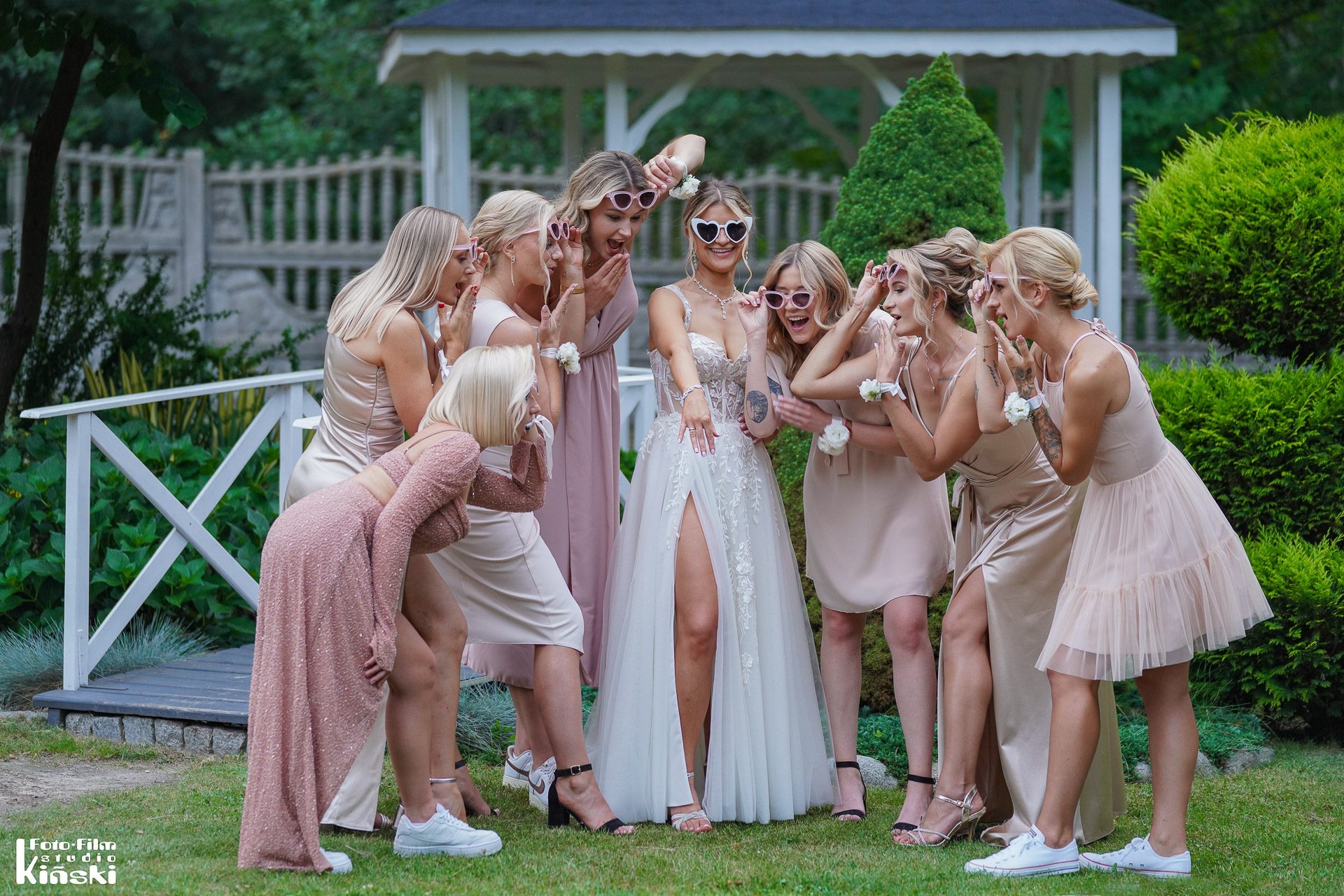 Plener obok sali — plener ślubny przy sali weselnej – fotograf Częstochowa