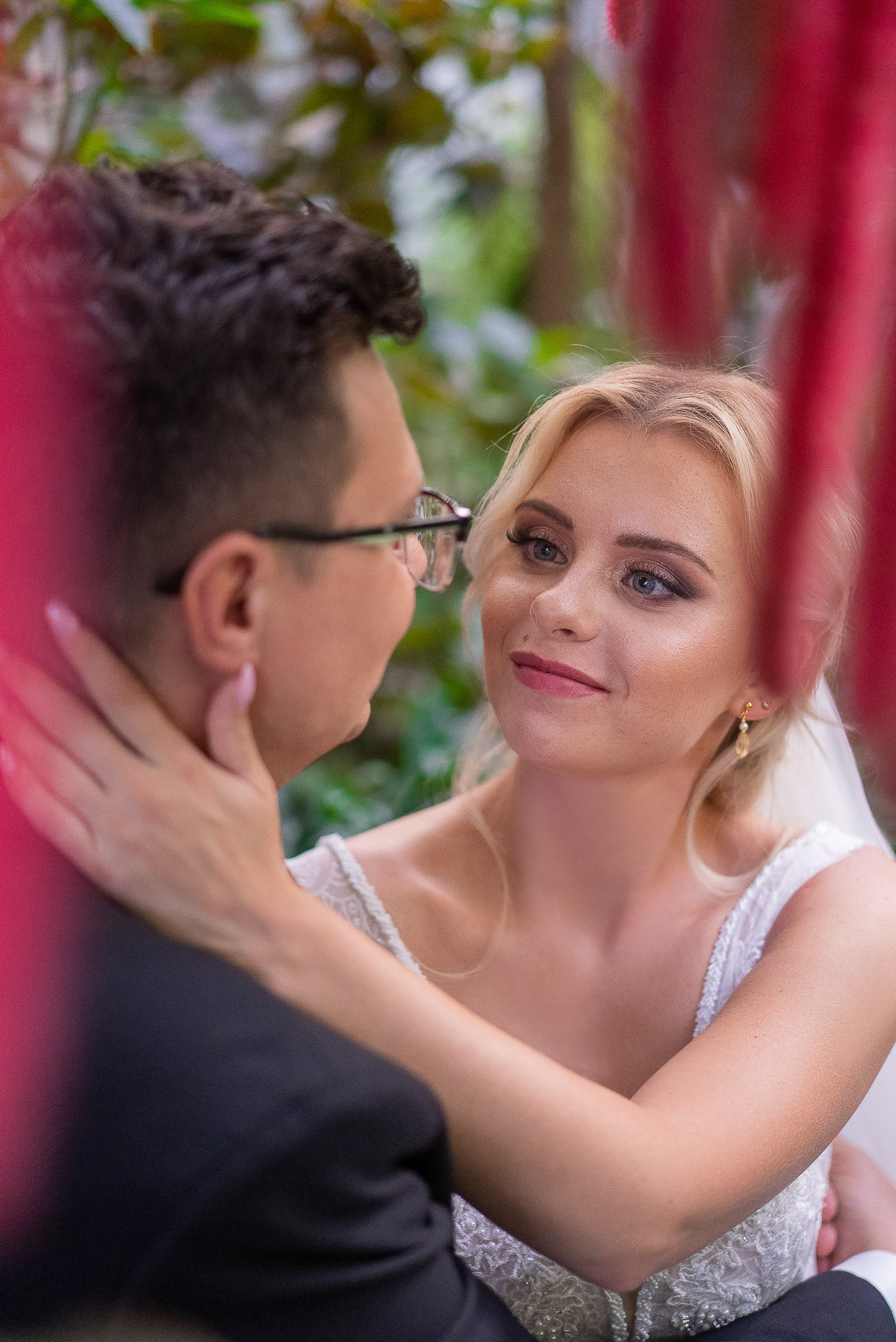 Sesja ślubna w palmiarni — miękkie światło przez szklany dach i egzotyczne rośliny