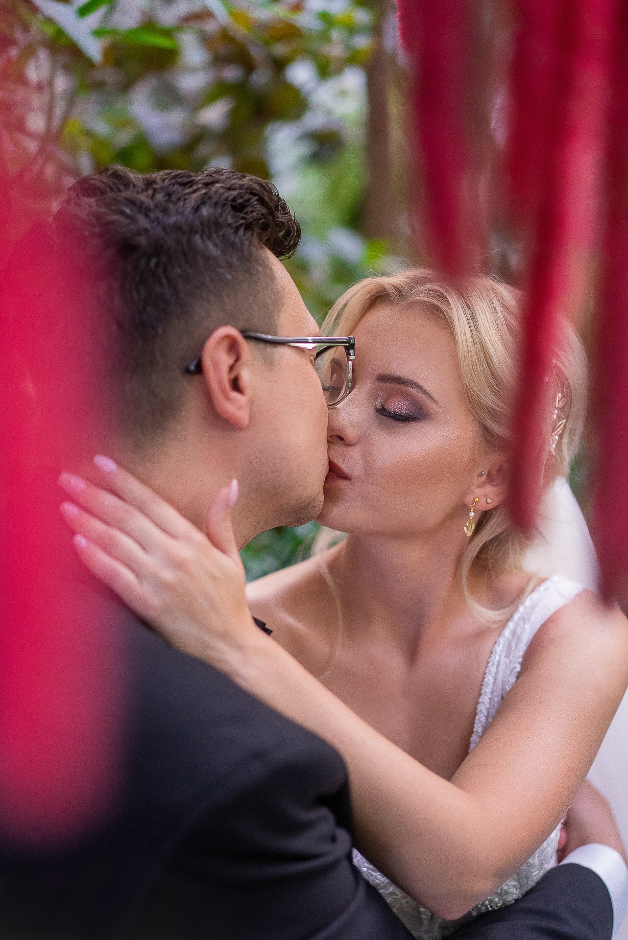 Plener ślubny palmiarnia — intymny portret pary wśród palm i paproci, Studio Kiński