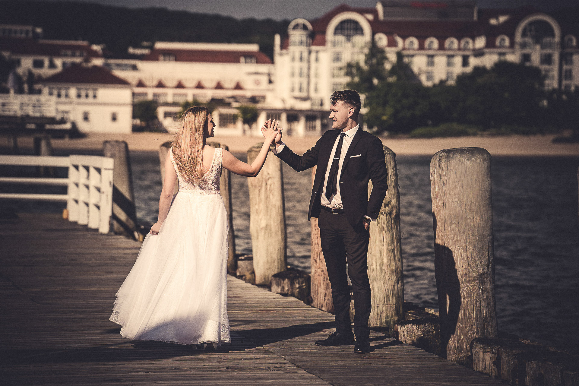 Sesja ślubna nad Bałtykiem w Sopocie — para na szerokiej plaży