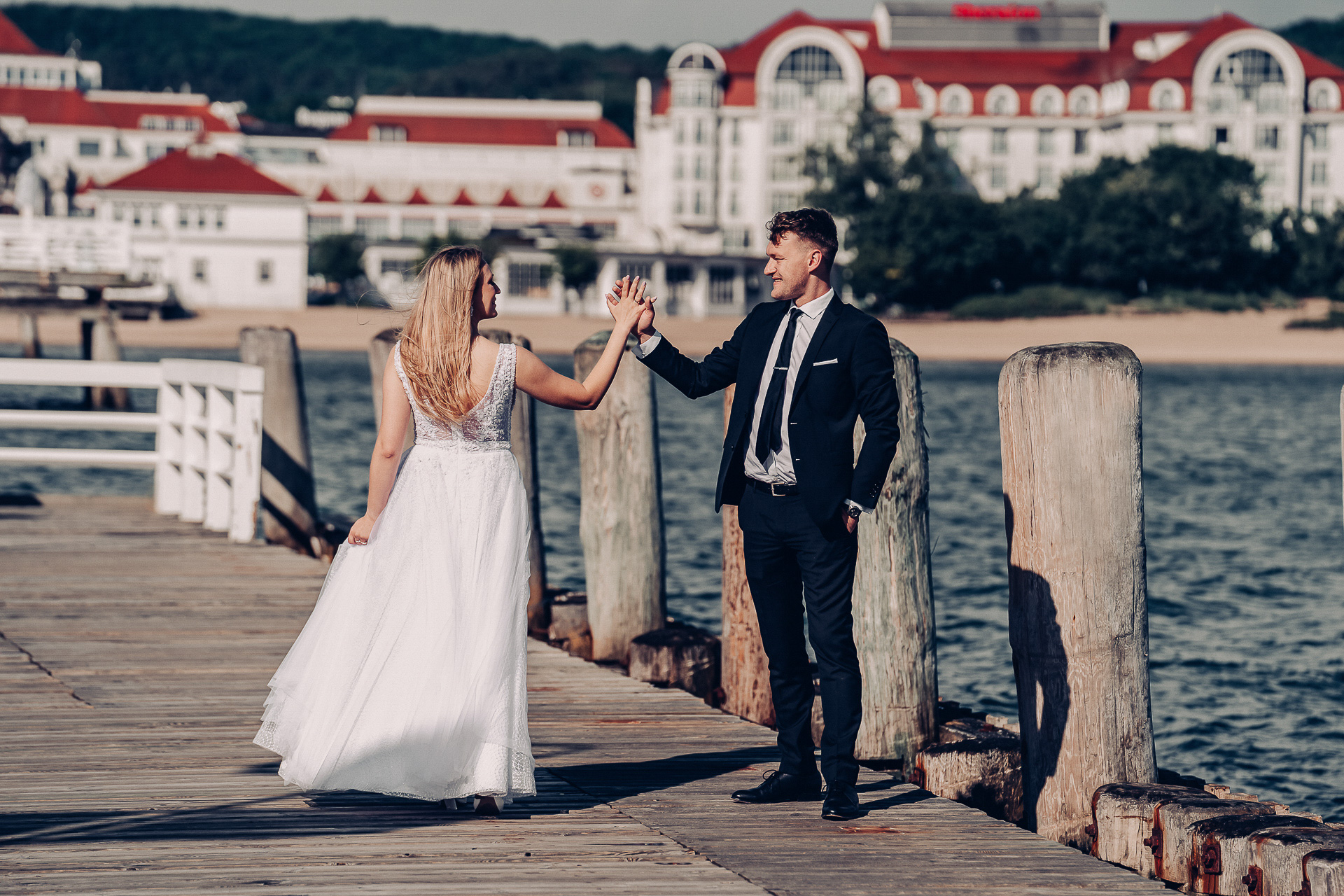 Plener ślubny Sopot — para młoda w złotym świetle o zachodzie słońca nad Bałtykiem