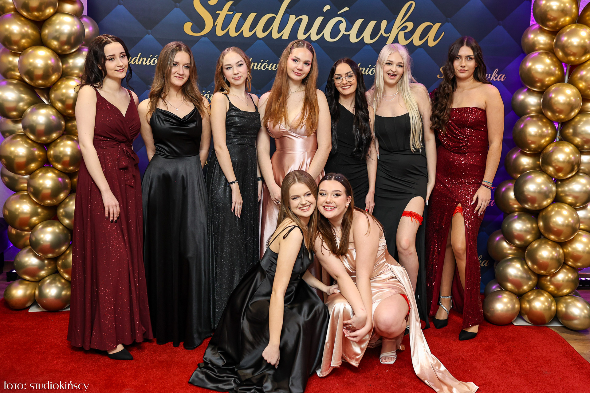 Ścianka studniówkowa ze zdjęciami maturzystów w Częstochowie — sesja przy dedykowanym świetle