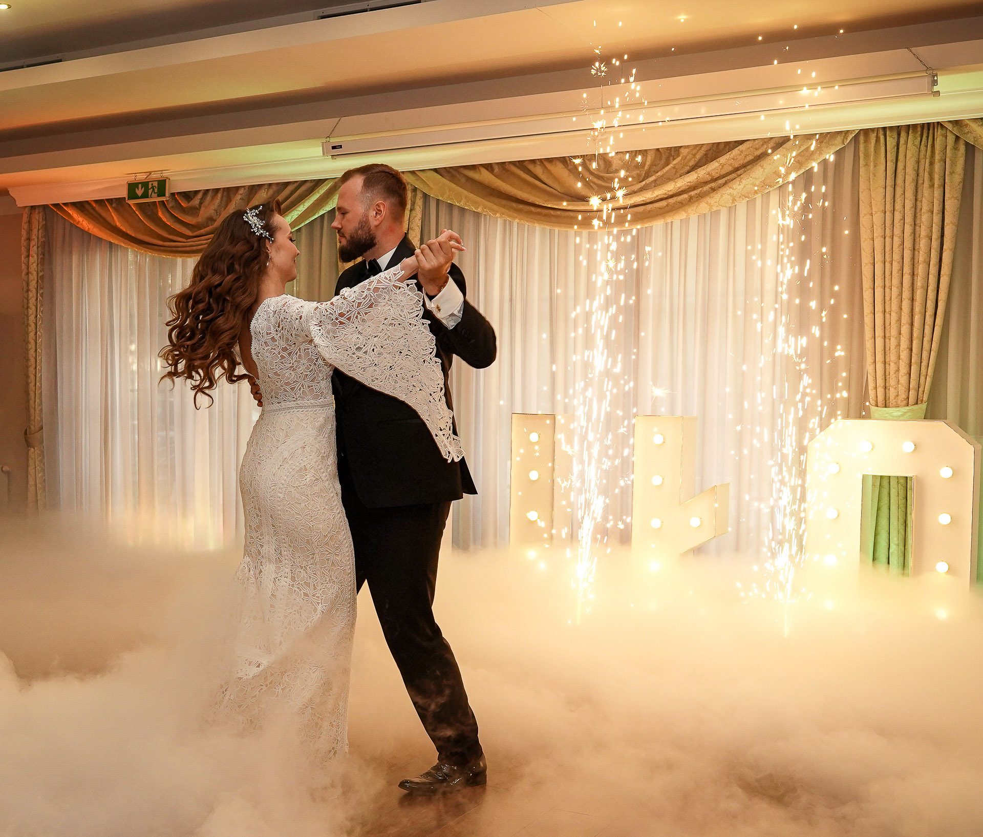 Taniec w dymie (ciężki dym) — plenerowa sesja ślubna – fotograf Częstochowa