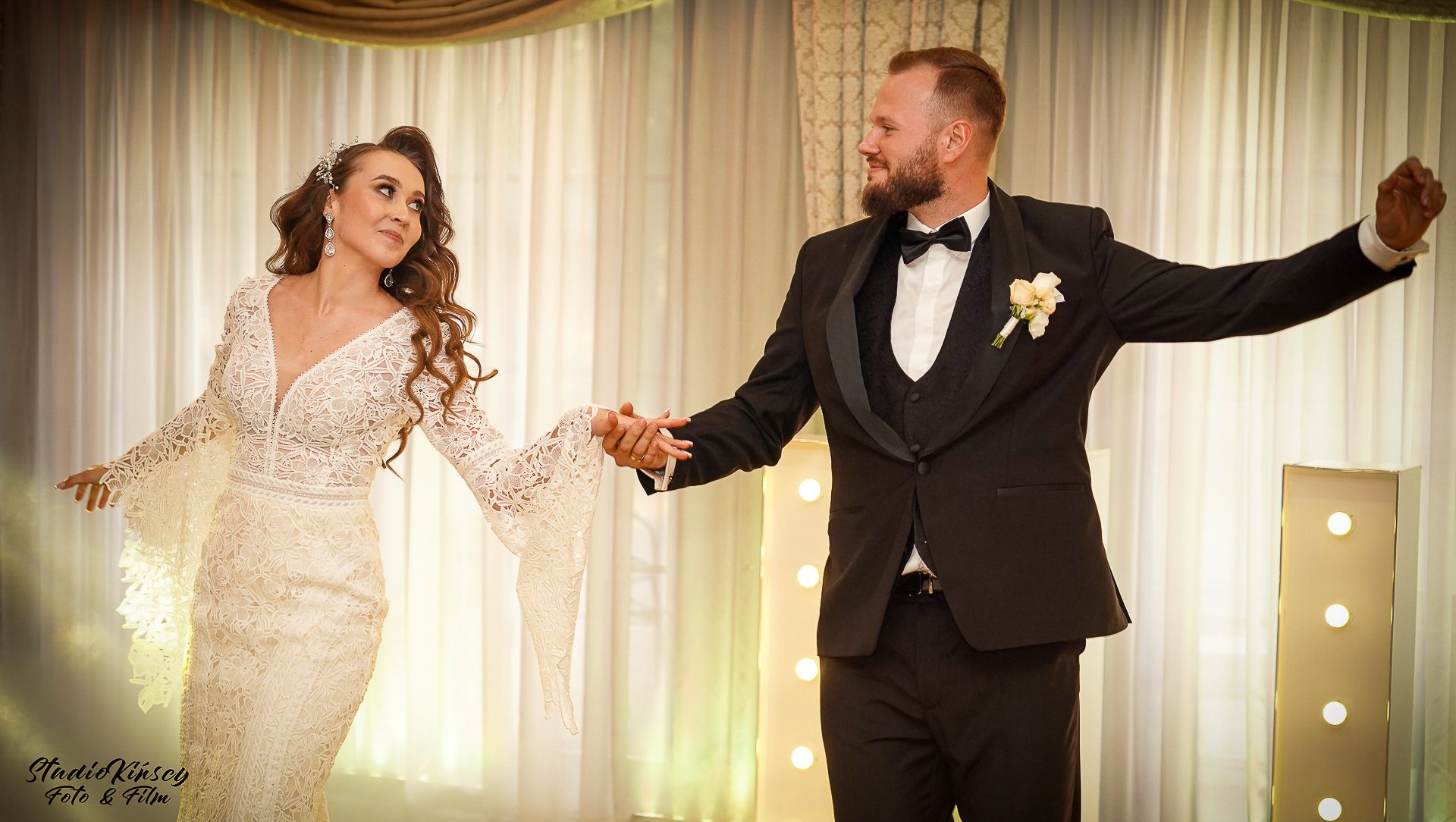 Taniec w dymie (ciężki dym) — plenerowa sesja ślubna – fotograf Częstochowa