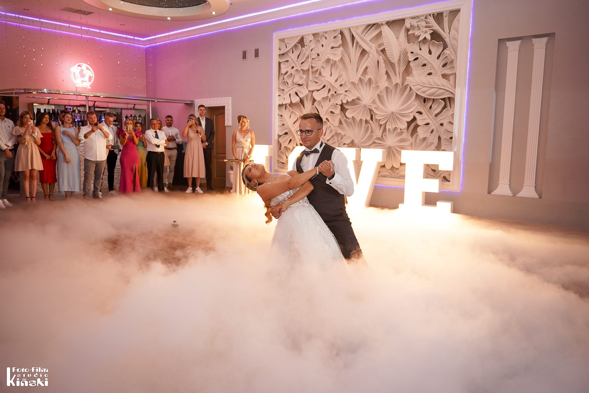 Taniec w dymie (ciężki dym) — plenerowa sesja ślubna – fotograf Częstochowa