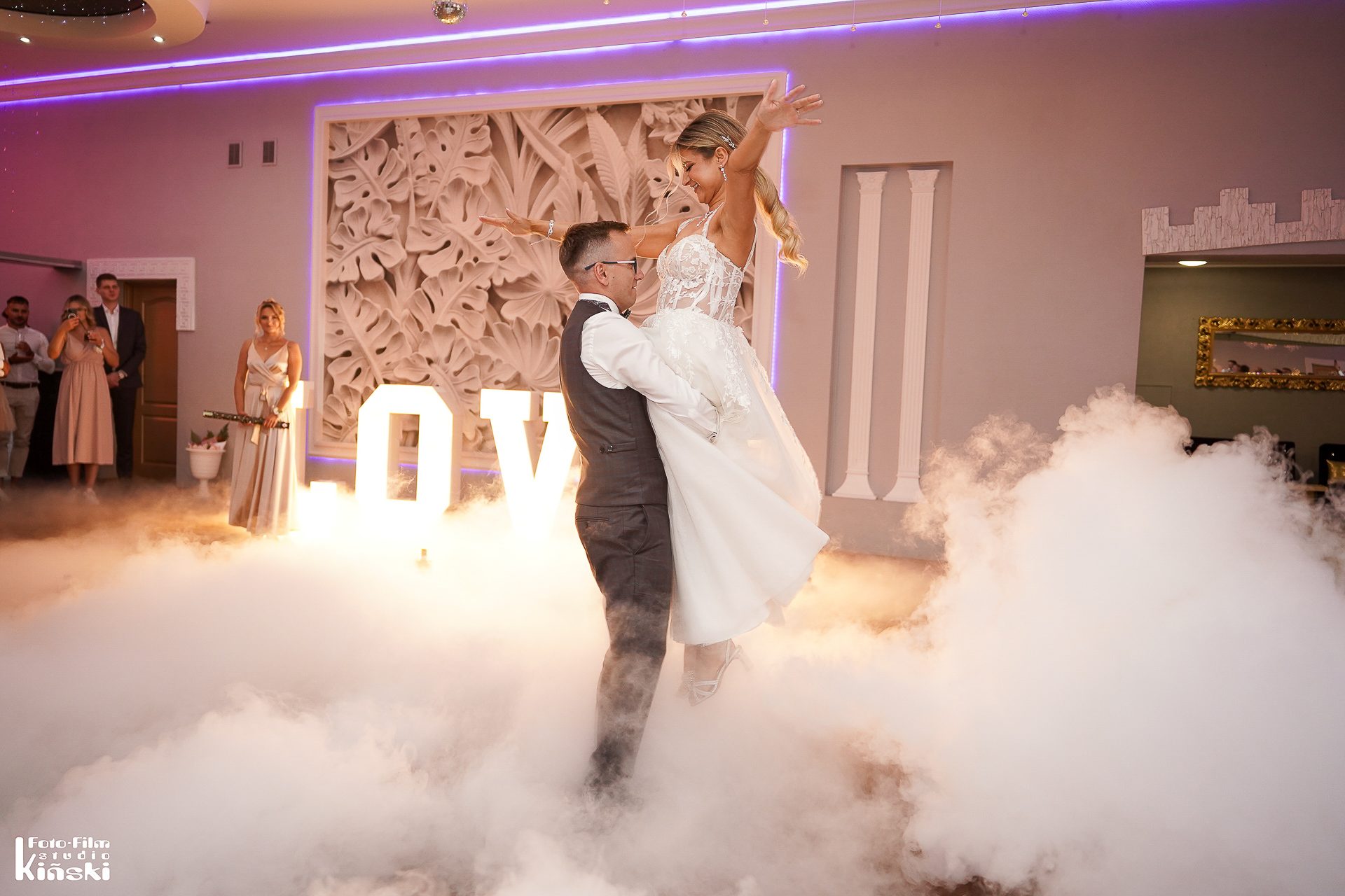 Taniec w dymie (ciężki dym) — plenerowa sesja ślubna – fotograf Częstochowa