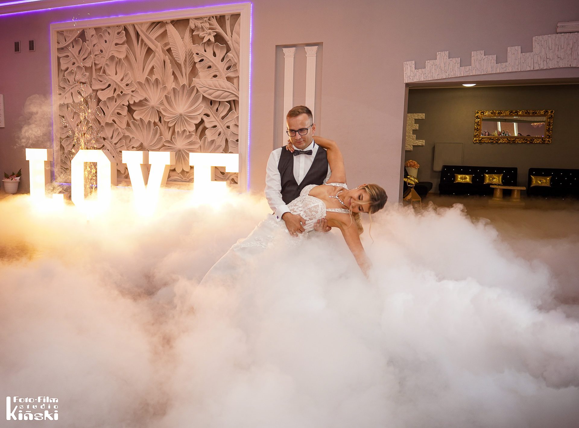 Taniec w dymie (ciężki dym) — plenerowa sesja ślubna – fotograf Częstochowa