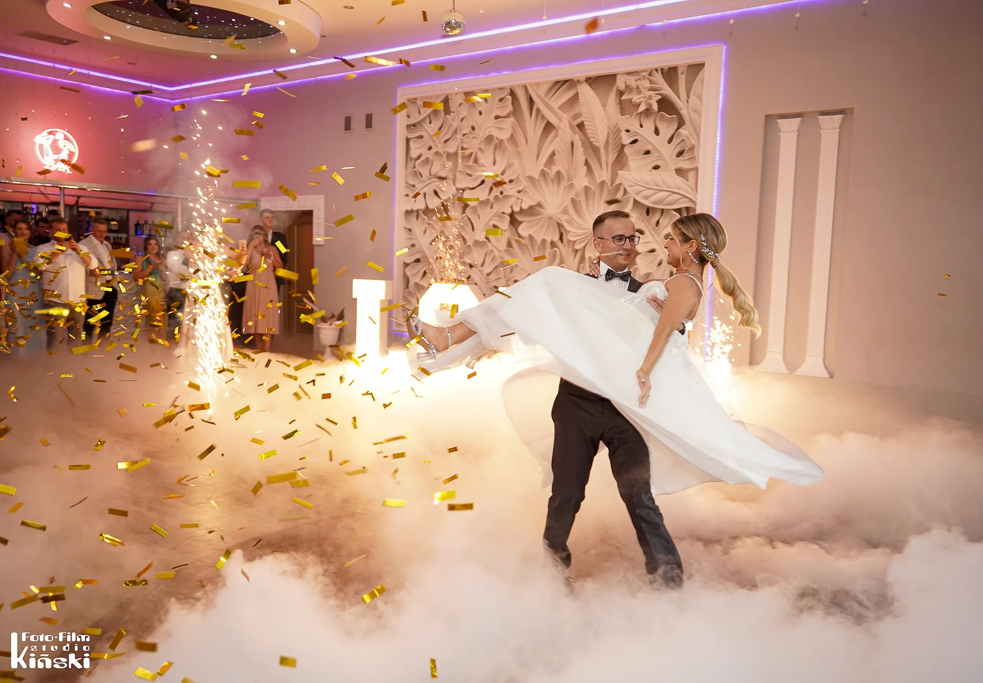 Taniec w dymie (ciężki dym) — plenerowa sesja ślubna – fotograf Częstochowa