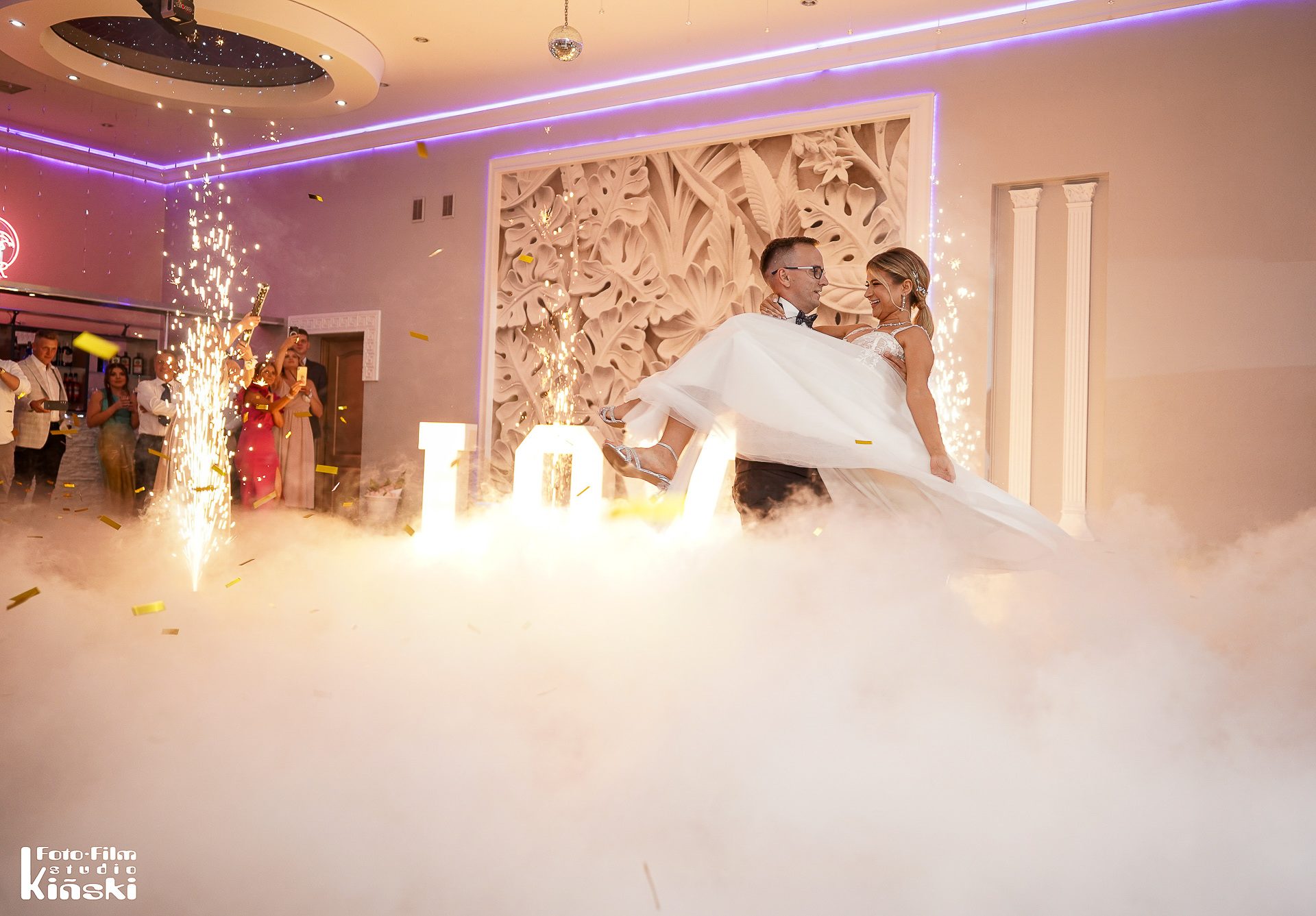 Taniec w dymie (ciężki dym) — plenerowa sesja ślubna – fotograf Częstochowa