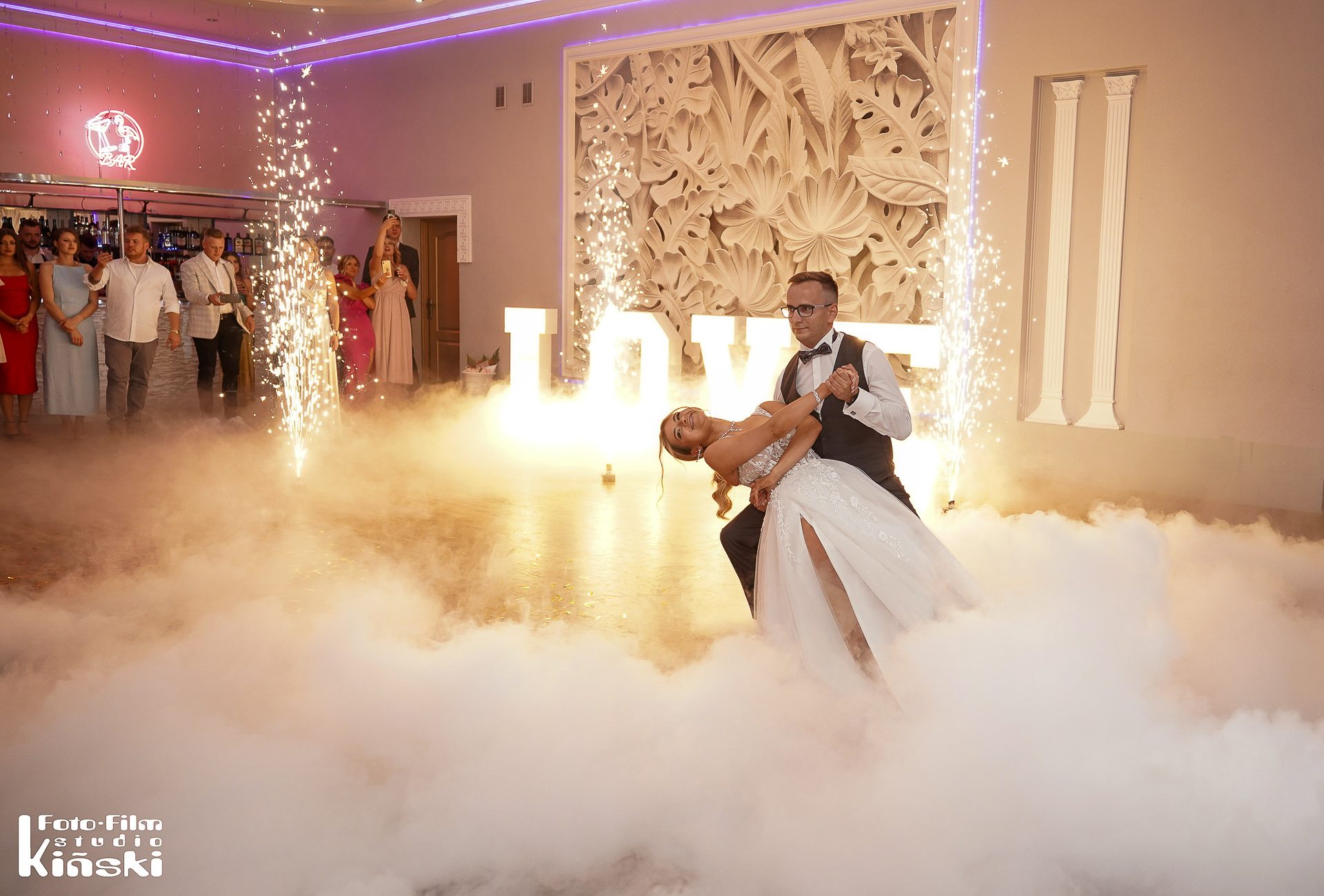 Taniec w dymie (ciężki dym) — plenerowa sesja ślubna – fotograf Częstochowa