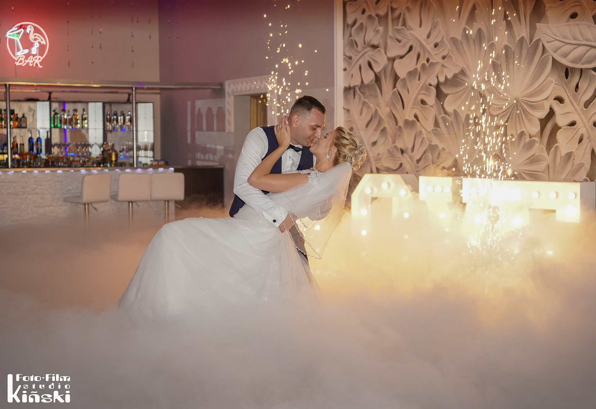 Taniec w dymie (ciężki dym) — plenerowa sesja ślubna – fotograf Częstochowa