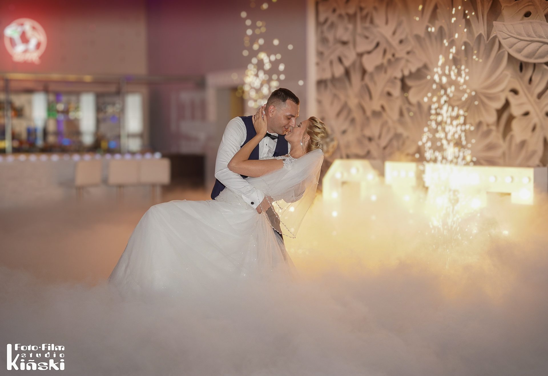 Taniec w dymie (ciężki dym) — plenerowa sesja ślubna – fotograf Częstochowa