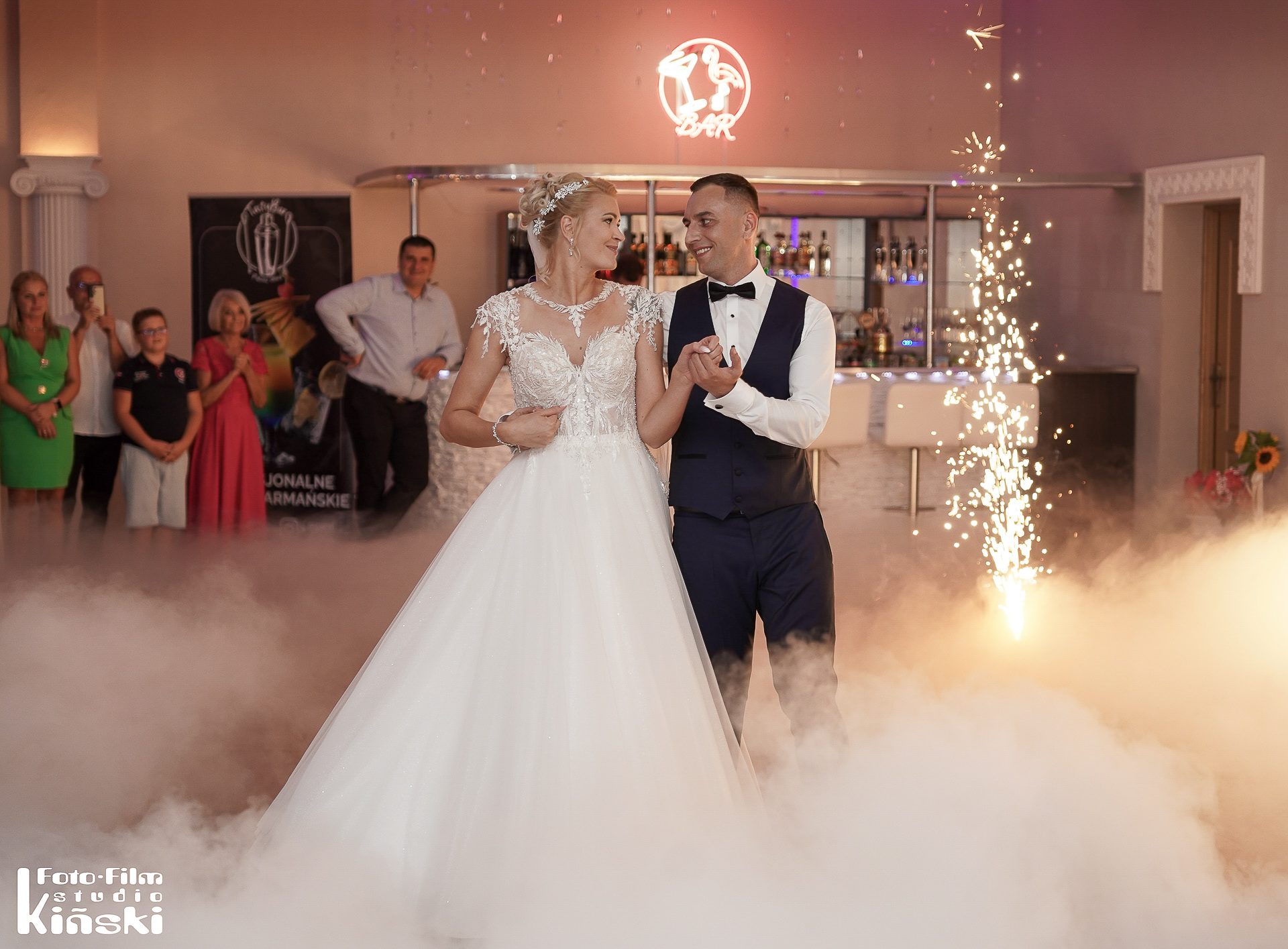 Taniec w dymie (ciężki dym) — plenerowa sesja ślubna – fotograf Częstochowa