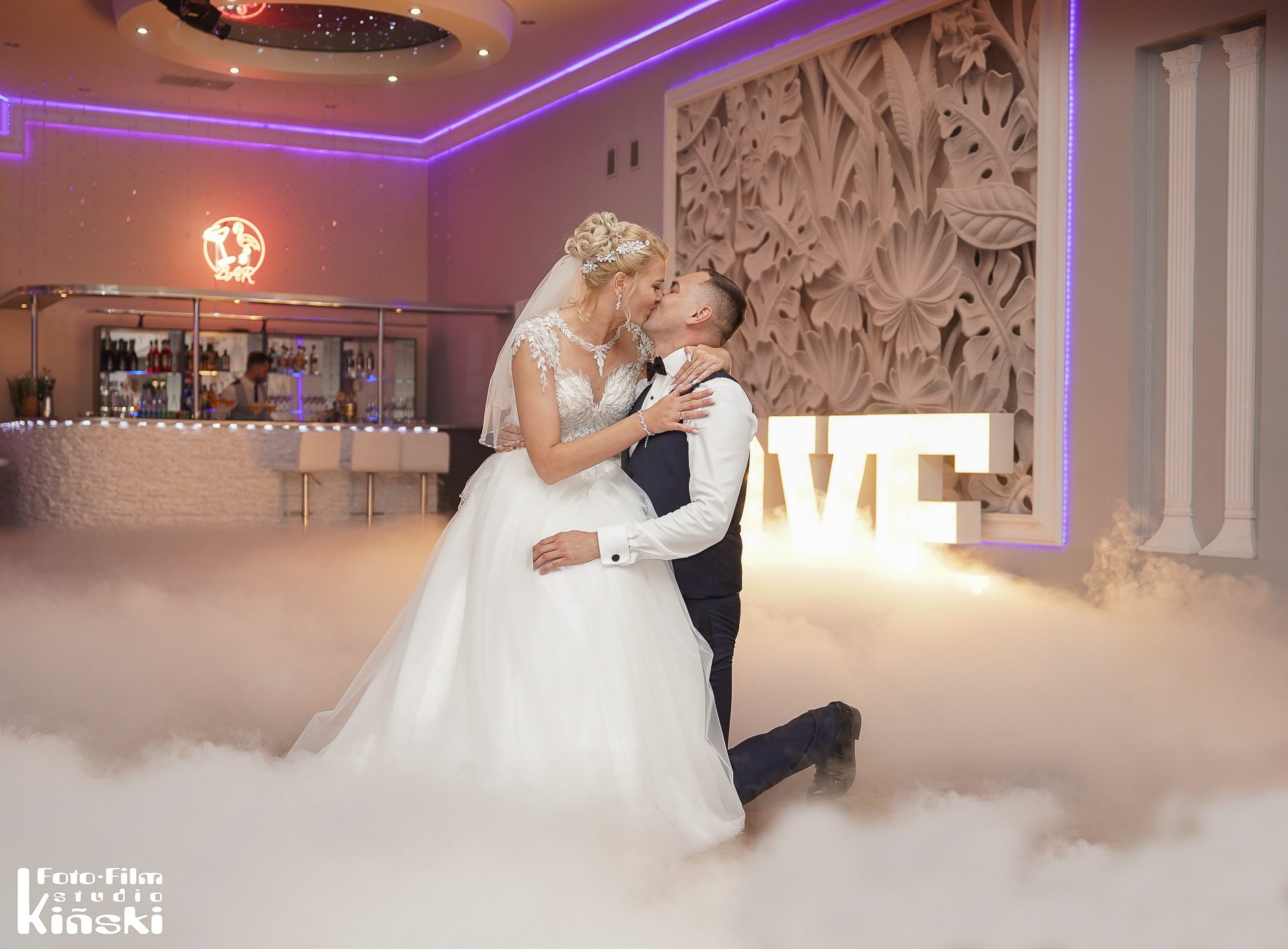 Taniec w dymie (ciężki dym) — plenerowa sesja ślubna – fotograf Częstochowa