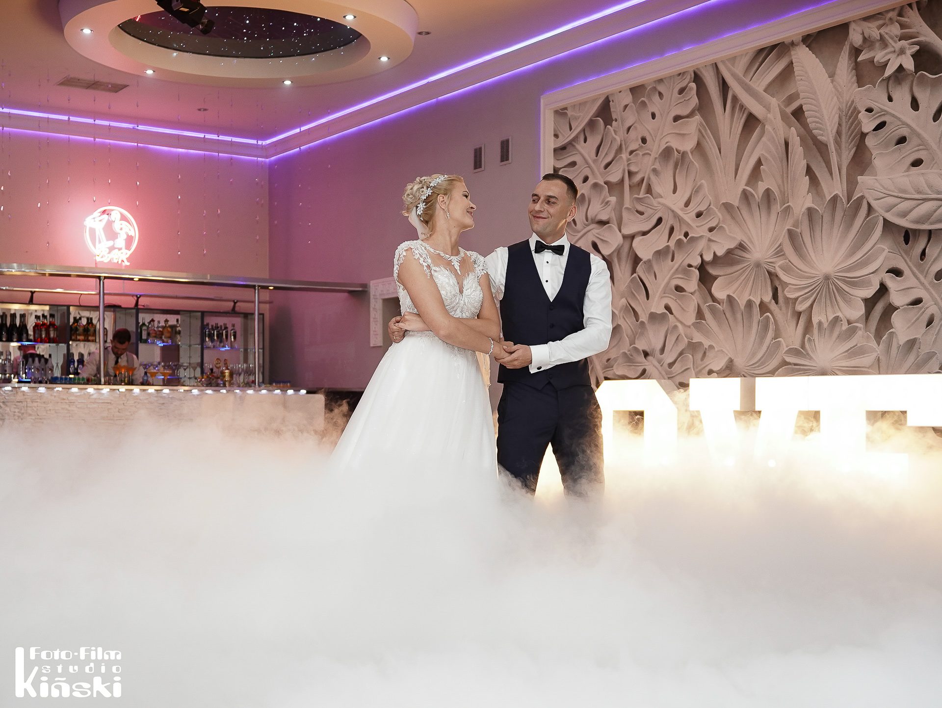 Taniec w dymie (ciężki dym) — plenerowa sesja ślubna – fotograf Częstochowa