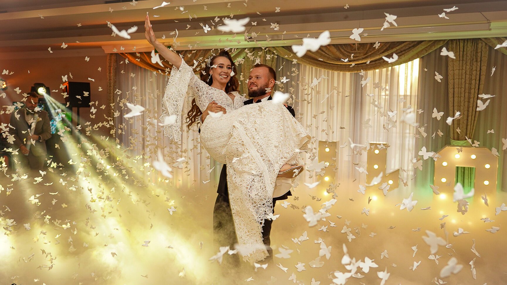 Taniec w dymie (ciężki dym) — plenerowa sesja ślubna – fotograf Częstochowa
