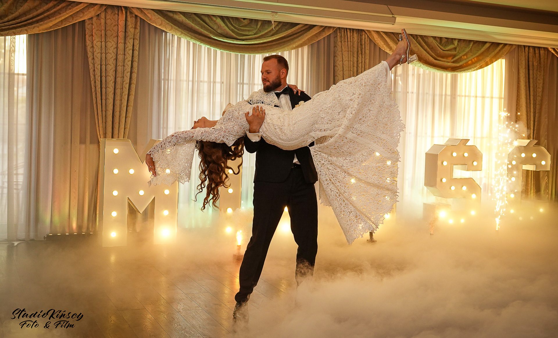 Taniec w dymie (ciężki dym) — plenerowa sesja ślubna – fotograf Częstochowa