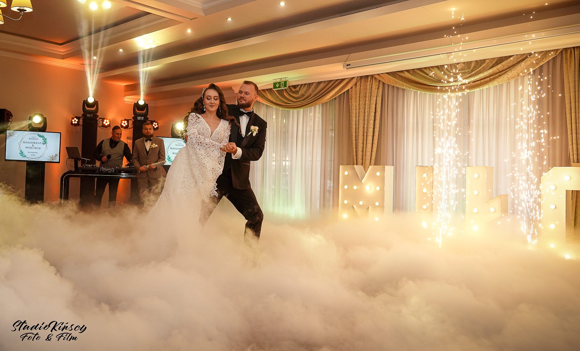 Taniec w dymie (ciężki dym) — plenerowa sesja ślubna – fotograf Częstochowa