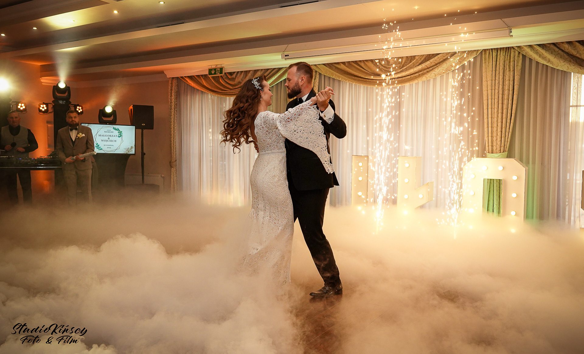 Taniec w dymie (ciężki dym) — plenerowa sesja ślubna – fotograf Częstochowa